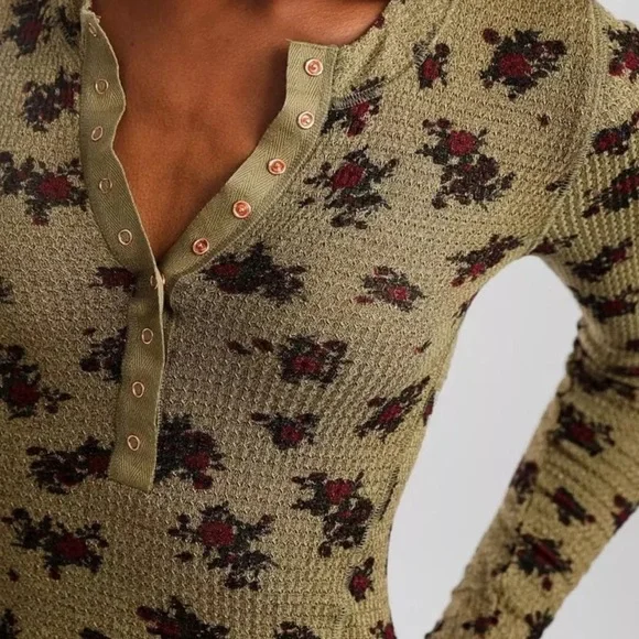 🌿3/$30 Free People Intimately one of the girls green floral button up top - Picture 1 of 8